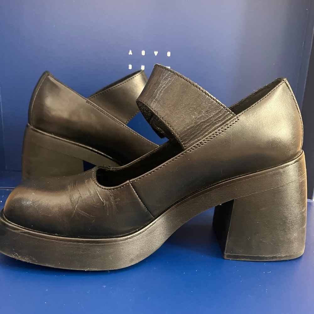Vagabond Black Leather Platform Shoes
«Brooke» - Picture 5 of 15